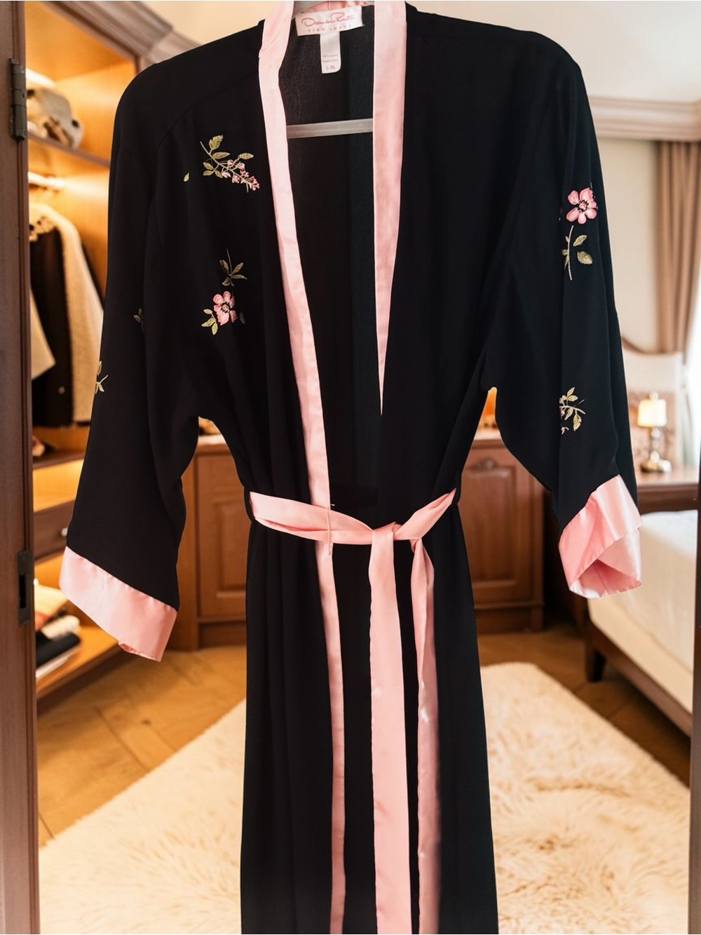Oscar de La Renta Silk-Trim Floral Embroidered Black Robe with Pink Trim